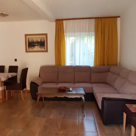 Leander Ház Balatonszarszo